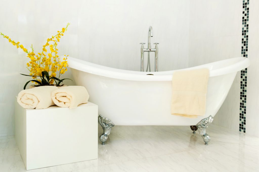 La imagen muestra una bañera blanca en el estilo vitoriano. Los bordes son redondeados y esta posee cuatro pies metalizados.