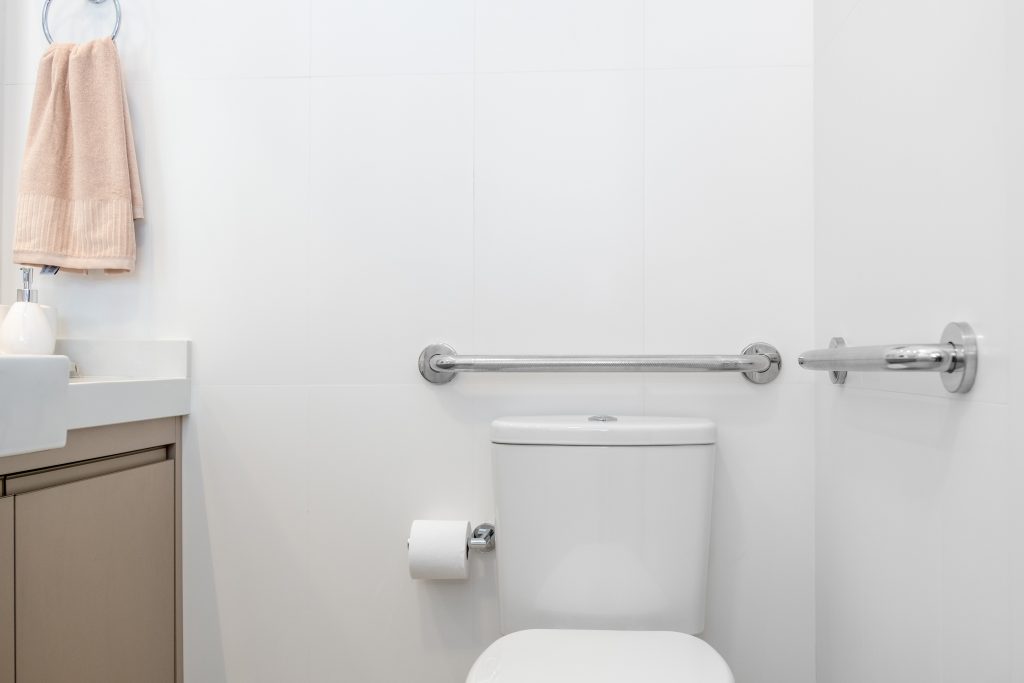 Banheiro PNE: saiba como ter um banheiro mais acessível - Blog Astra