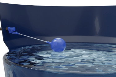 Uma caixa d’água plástica na cor azul é exibida. Nela é possível ver uma torneira de boia da Astra que controla o nível de água do reservatório.