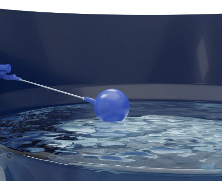 Uma caixa d’água plástica na cor azul é exibida. Nela é possível ver uma torneira de boia da Astra que controla o nível de água do reservatório.