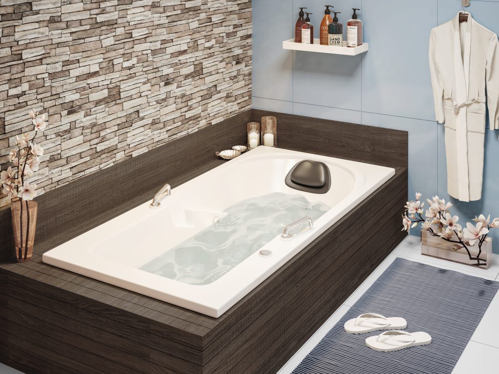  Uma banheira branca retangular aparece instalada em uma estrutura de madeira em um banheiro. Ela está cheia de água, preparada para um banho de imersão.