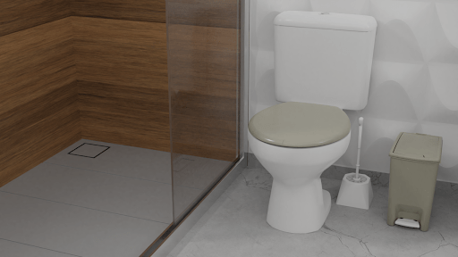 Um banheiro com piso branco, vaso sanitário com caixa acoplada branco, assento sanitário e lixeira bege e ralo oculto instalado no piso do box aparece na imagem. 