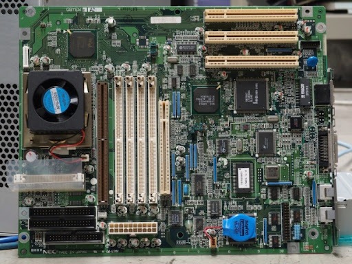 Uma placa de mãe de computador.