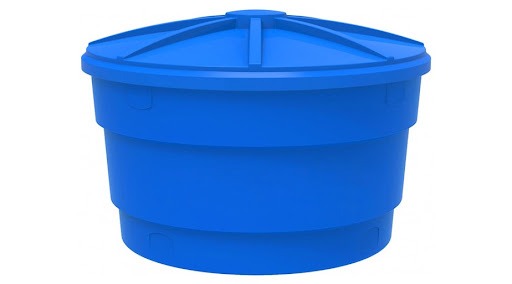 Uma caixa d’água azul tampada. (Foto: Reprodução/G1)