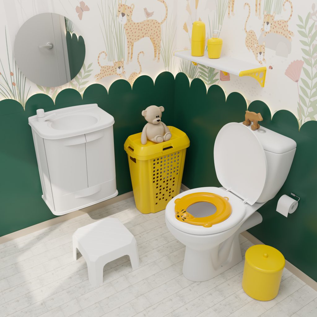 A imagem apresenta um banheiro composto com itens da Linha Kids da Astra. O espaço conta com uma mini banqueta, lixeira multiúso, porta-objetos e o assento redutor da Astra - já posicionado no vaso sanitário, em cima do assento tradicional. Ao lado direito da imagem é possível ver um gabinete do banheiro e ao fundo, nas paredes, uma decoração com elementos de selva.