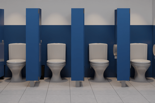 A imagem apresenta a visão de frente de quatro cabines sanitárias em uma escola. O ambiente possui meia parede em branco e azul, com portas abertas no mesmo tom de azul. Quatro vasos sanitários e caixas acopladas podem ser vistas na imagem.