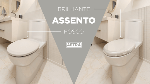 A imagem acima apresenta um banheiro com tons neutros e mostra a diferença entre o assento brilhante e o fosco da Astra.