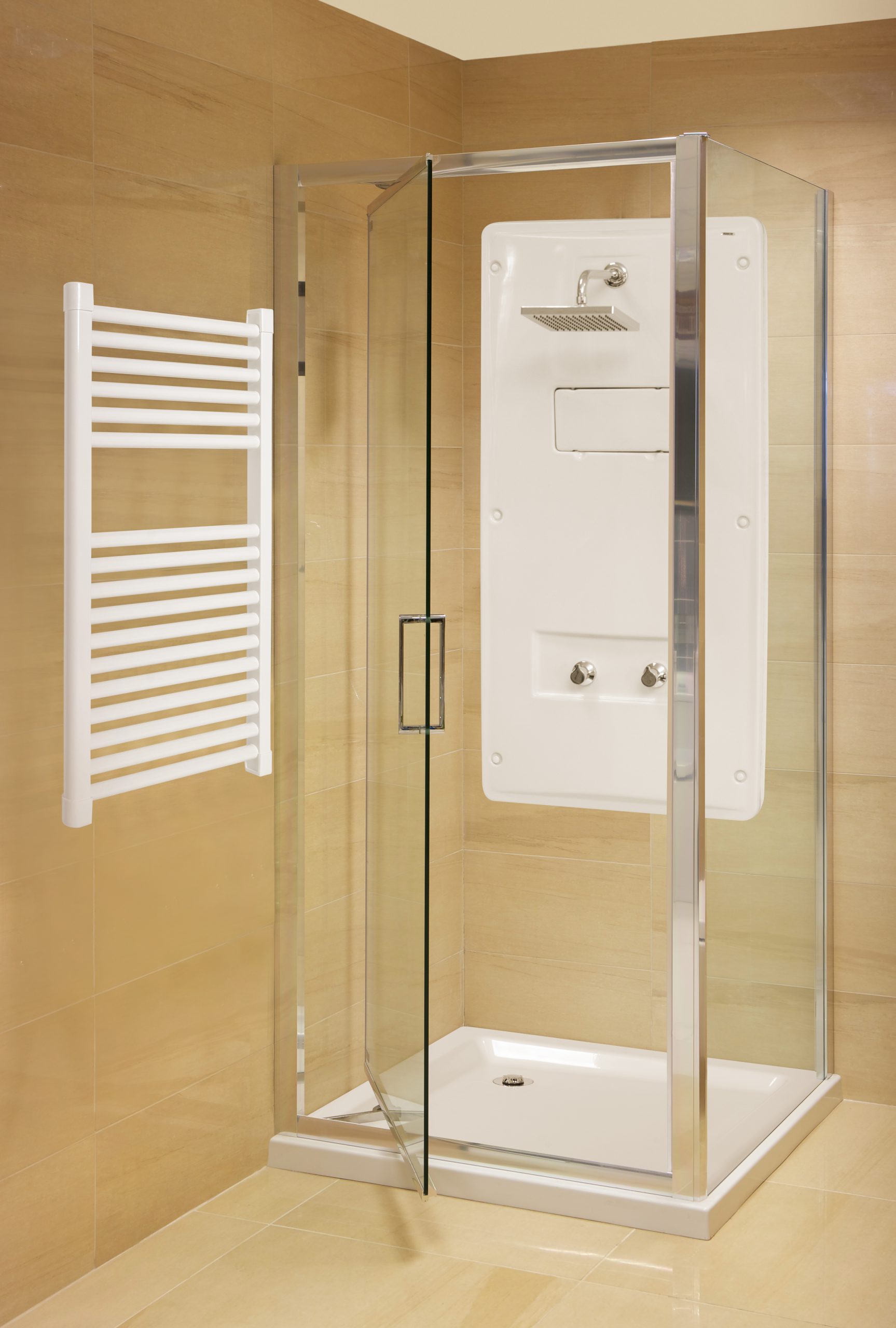  A imagem acima é um banheiro com o piso beje, um box transparente e o piso box branco.