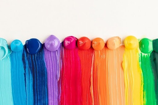 A imagem apresenta vários pingos de tinta colorida, onde mostra um rastro de cada cor, feitos com um pincel.