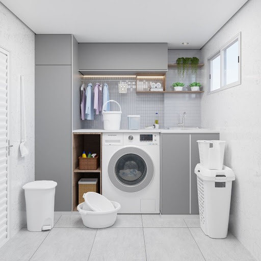  A imagem mostra uma lavanderia com tons claros, com máquina de lavar, pia, e alguns itens de utilidades domésticas.