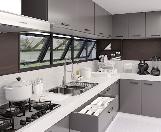 A imagem mostra uma cozinha toda em cores neutras, branco, preto e cinza. Com produtos de utilidades domésticas.
