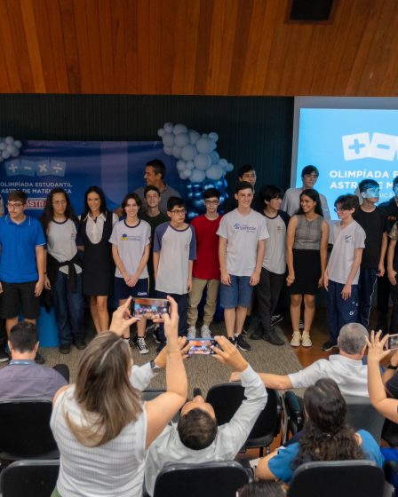 Ana Oliva Bologna e Paulo Oliva com os 20 alunos premiados